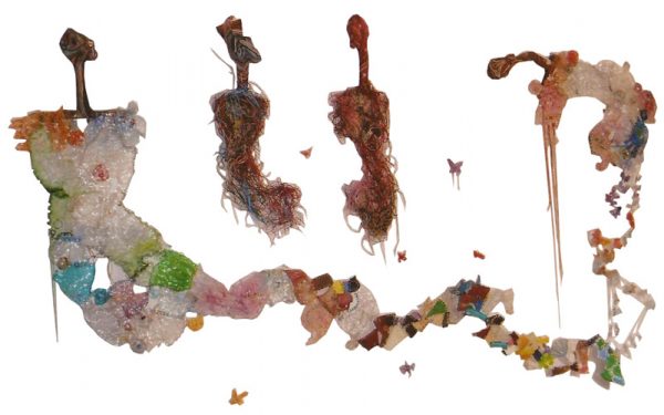 Messagers du vent Composition de l’installation: peinture acrylique sur plastic, bois, ficelles Technique: mixte Dimensions: 310 x 200 x 25 cm